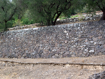 Chteau Infernet  Ollioules (Bouches-du-Rhne) : mur de soutnement en pierres basaltiques.  Raoul Dcugis