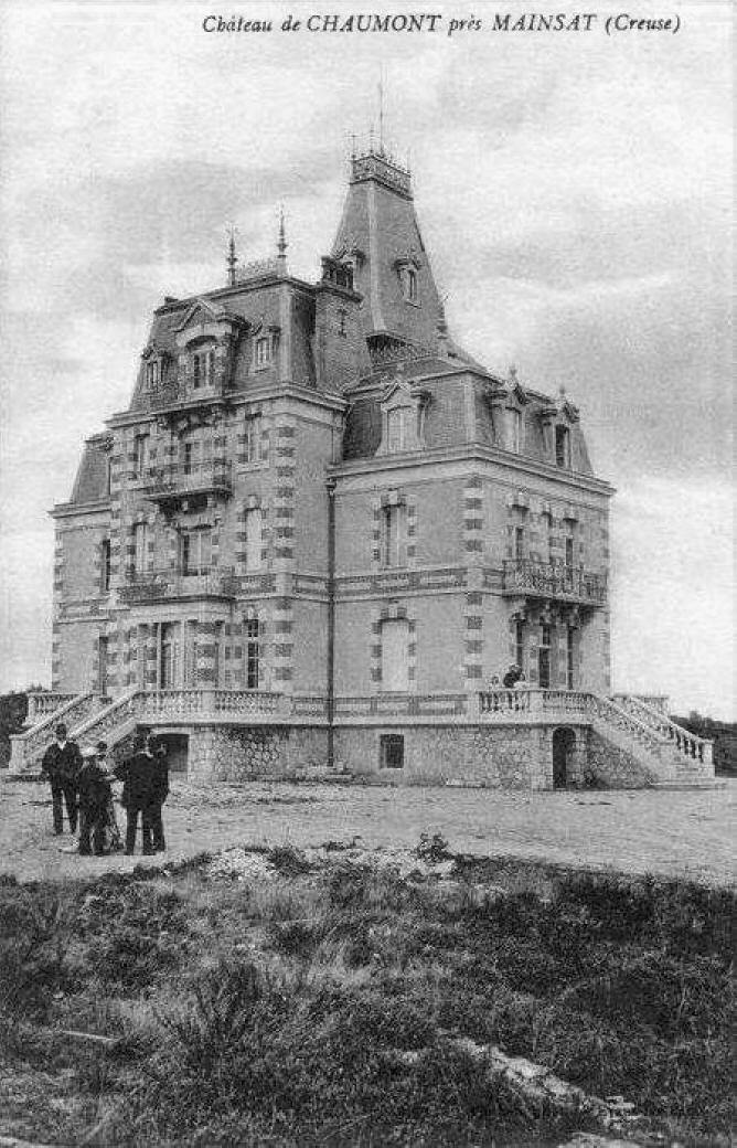 Château de Chaumont à Mainsat / La Serre-Bussière-Vieille (Creuse) : façade arrière du château vue de trois quarts droite.