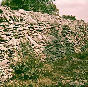 Mur à couronnement de lauses rehaussé © Christian Lassure