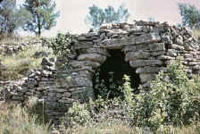 La Croix Blanche, Vinezac (Ardèche) : capitelle de forme ramassée © Michel Rouvière