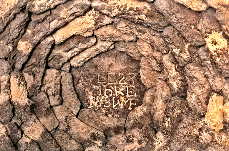 Lieudit Biron à Aujargues (Gard), date gravée sur la sous-face de la dalle fermant la voûte. Photo de Dominique Repérant.