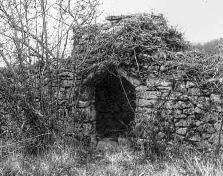 Sorges (Dordogne) : cabane à l'entrée couverte de deux dalles affrontées © François Véber