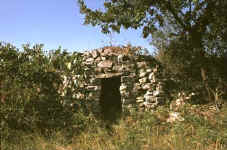 Cabane à voûte clavée et clef pendante à Saint-Pivat-de-Champclos (Gard) © Christian Lassure