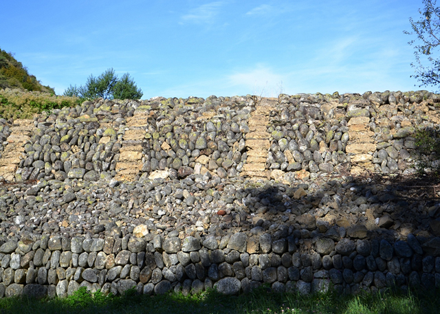 Lieudit « Sous Perret » à Joyeuse (Ardèche) : élévation aval d'une digue de galets.