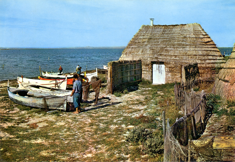 Saint-Cyprien Plage (Pyrnes-Orientales) : cabane de pcheurs au bord de l'tang de Canet et de Nazaire.