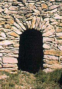 Fitou (Aude) : arc clav en moellons calcaires sur une entre  CERAV