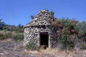 Cabanon de plan circulaire à Forcalquier © CERAV (fonds Bernard Artigues)