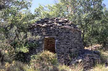 Cabanon au couvrement désorganisé à Forcalquier © CERAV (fonds Bernard Artigues)