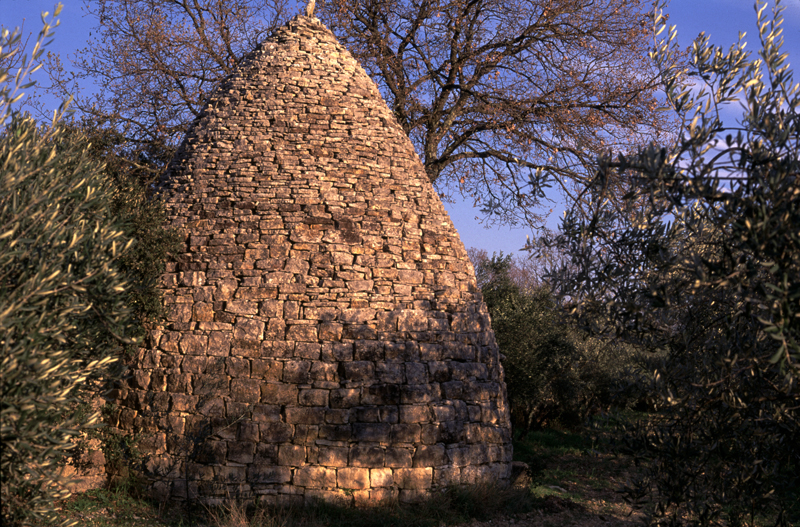 Lieudit Galon à Arpaillargues (Gard), cabane en forme d'ogive. Photo Dominique Repérant.