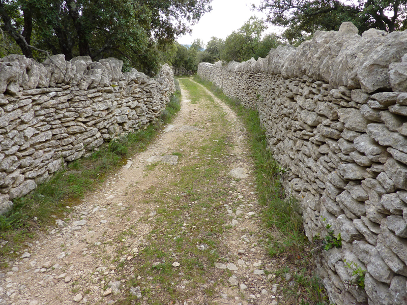 Gordes (Vaucluse) : chemin de terre bord de murs. Photo Jean Laffitte.