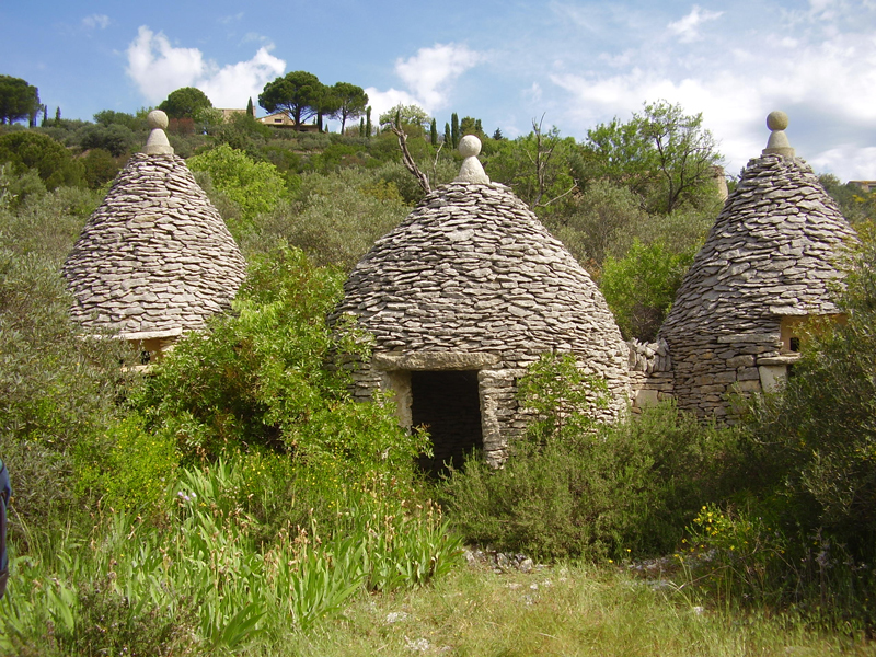Lieudit Saint-Eyries à Gordes (Vaucluse) : « les trois soldats ». Photo de Jean Laffitte.