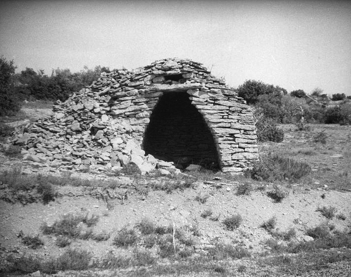 Gordes (Vaucluse), route de Snanque : pignon-faade d'une remise, photo de Gabriel Ruprich-Robert, prise dans la premire moiti du XX<sup>e</sup> sicle.