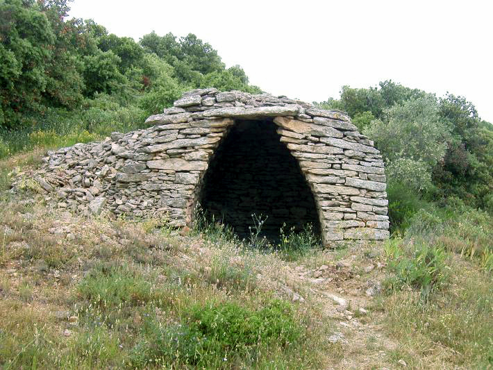 Gordes (Vaucluse), route de Snanque : pignon-faade d'une remise  l'abandon en 2004.