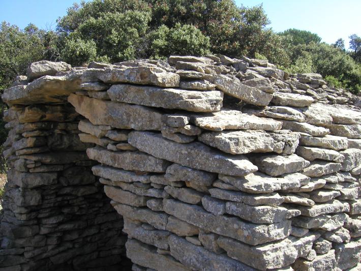 Gordes (Vaucluse), route de Snanque : pignon-faade d'une remise  l'abandon en 2004, vue de trois quarts du pignon avant.