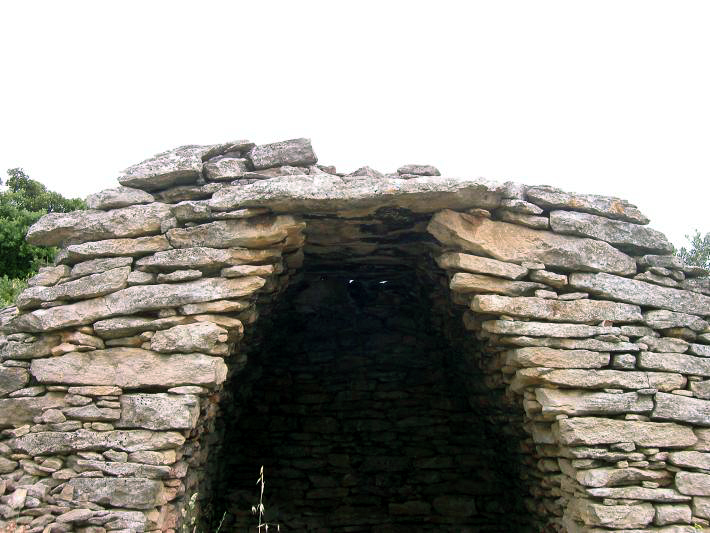 Gordes (Vaucluse), route de Snanque : pignon-faade d'une remise  l'abandon en 2004, vue rapproche du haut du pignon-faade.