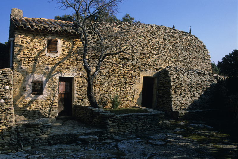 Lieu-dit Saumanens à Gordes (Vaucluse) : maisonnette à étage, à pièce unique, accolée au pignon d'une cabane en forme de nef. Photo de Dominique Repérant.
