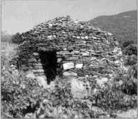 Cabane en gr&egrave;s rouges ("ruffes") &agrave; Saint-Jean-de-la-Blaqui&egrave;re (d&eacute;toitur&eacute;e) 