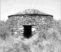Cabane en gr&egrave;s rouges ("ruffes") &agrave; Saint-Jean-de-la-Blaqui&egrave;re (non d&eacute;toitur&eacute;e)