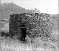 Cabane en gr&egrave;s rouges ("ruffes") &agrave; Saint-Jean-de-la-Blaqui&egrave;re (d&eacute;toitur&eacute;e)