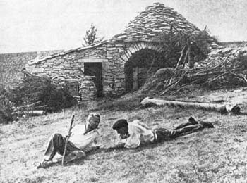 Jean Giono devisant avec le poète Lucien Jacques devant une bergerie de haute Provence en 1942