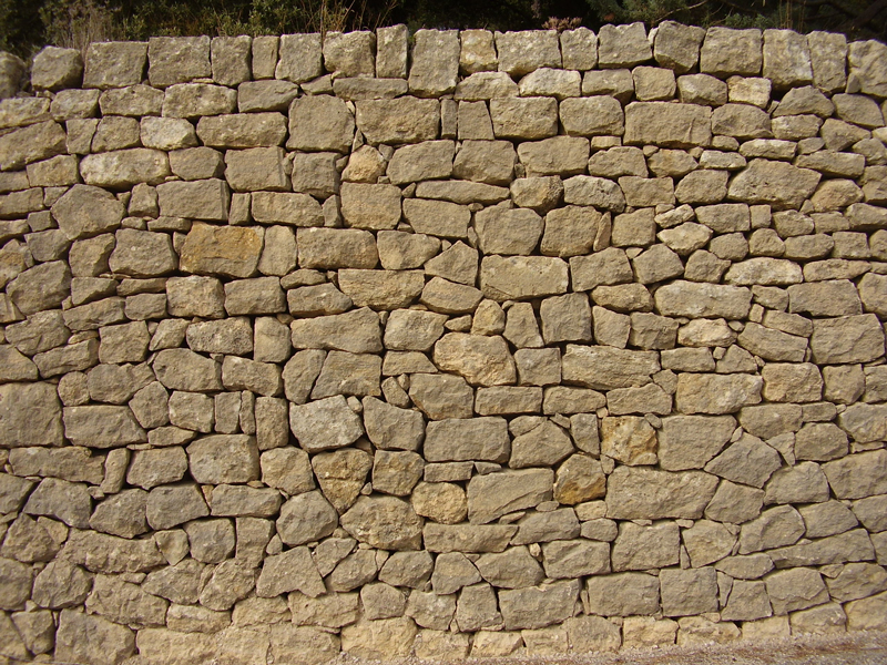ouques (Bouches-du-Rhone) : mur de soutnement de terrasse. Photo Jean Laffitte.