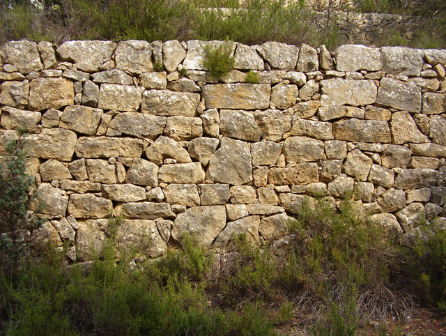 Jouques (Bouches-du-Rhone) : mur de soutènement de terrasse. Photo Jean Laffitte.