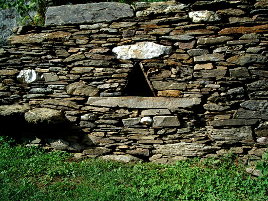  Niche triangulaire en pierre sèche © L'oustaou de Joséphine, Penens-Haut 48240 SAINT-FREZAL-DE-VENTALON.