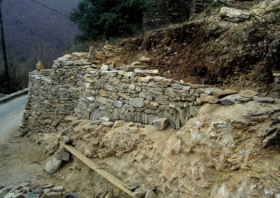 Mur de soutnement en construction sur hrisson  L'oustaou de Josphine, Penens-Haut 48240 SAINT-FREZAL-DE-VENTALON.