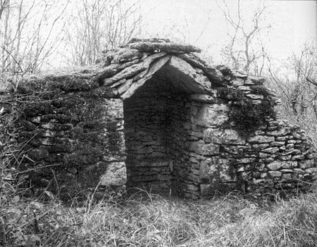 Lieu dit La Crâ à Montigny-Montfort (Côte-d'Or) : cabotte au couvrement formée de deux dalles disposées en bâtière (ou affrontées) ©  Alain Rousselet