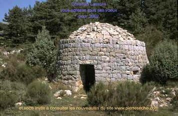 "La Romaine" (Alpes-Maritimes) : cabane inachevée ou ayant perdu sa toiture © Christian Lassure