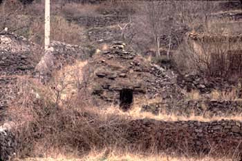 La Sermone, Vals près le Puy (Haute-Loire) : cabane ayant perdu son revêtement de moellons basaltiques et laissant voir l'extrados de la voûte et ses boutisses saillantes ©Christian Lassure 