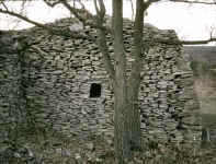 Combe de Vausservière, Labastide-de-Virac (Ardèche) : cabane à voûte clavée, côté gauche © Christian Lassure