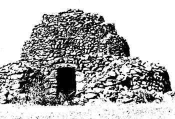 Mas Audran à Lacoste (Hérault) : cabane à quatre degrés de plan circulaire et à contreforts (d'après photo André Cablat)