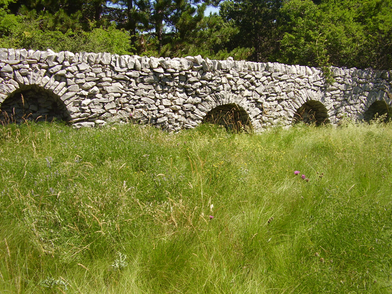 Le Contadour  Redortiers (Alpes-de-Haute-Provence) : alvoles  vote clave du  rucher de Jean Giono  aux abords de la ferme dite  moulin de Giono .  Photo Jean Laffitte.