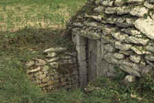 Rampe d'accès et entrée de la grande loge du lieu dit Marigny à Châteauneuf-sur-Cher (Cher) © Christian Lassure