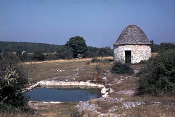 Caselle (Lot) : la mare sur le devant est la découverte d'où a été extraite la pierre pour la construire © CERAV (fonds Martine Sylvos)