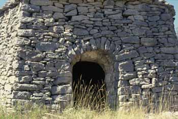 Cabanon de plan quadrangulaire à Forcalquier : la façade avec son entrée à arc clavé © CERAV (fonds Bernard Artigues)