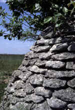 Loge vigneronne à Marigny (Châteauneuf-sur-Cher) : lauses de la couverture © Christian Lassure