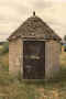 Les Riceys (Aube) : cabane de cantonnier portant le millésime 1842 sur le piédroit de droite © Christian Lassure