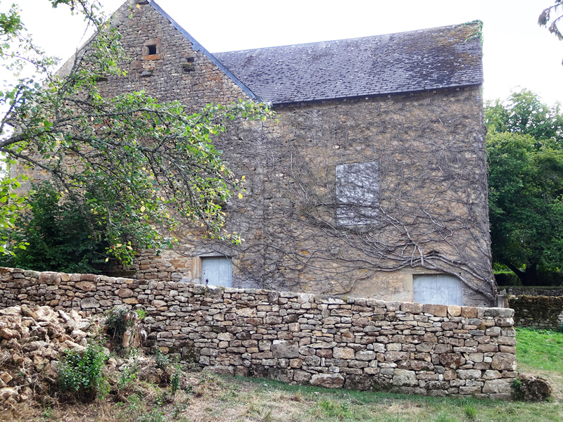 Saint-Bonin-des-Bois, Nivre : le mur termin vu dans presque toute sa longueur