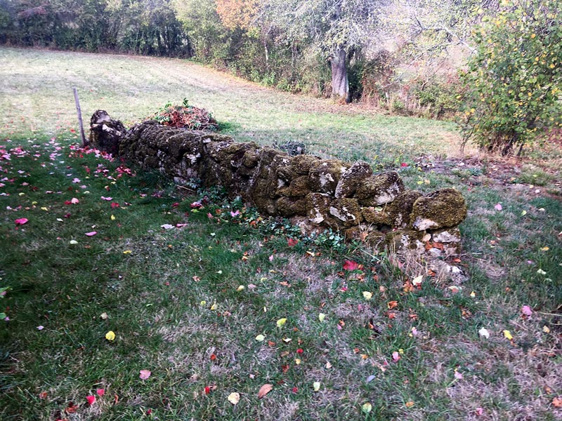 Saint-Bonin-des-Bois, Nivre : mur de clture boul vu depuis l'amont