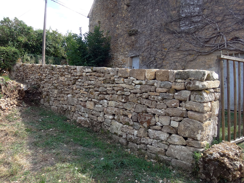 Saint-Bonin-des-Bois, Nivre : mur vu depuis l'aval aprs restauration