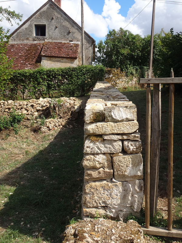 Saint-Bonin-des-Bois, Nivre : tte de mur en aval aprs restauration.