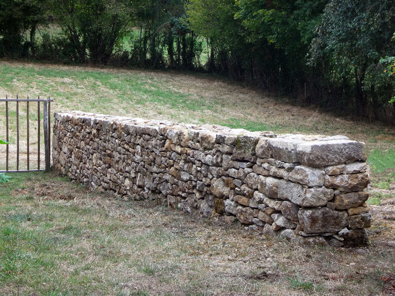 Saint-Bonin-des-Bois, Nivre : le mur vu depuis le haut de la rampe aprs restauration