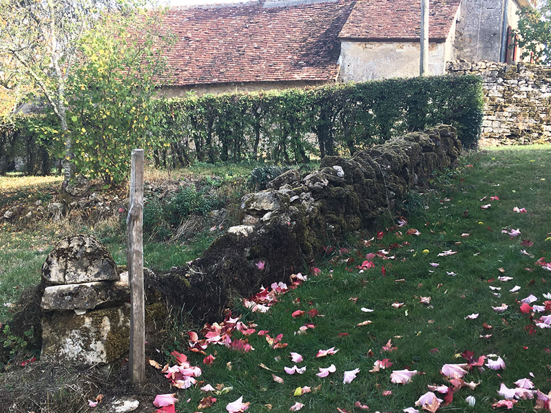 Saint-Bonin-des-Bois, Nivre : mur de clture boul vu depuis l'aval