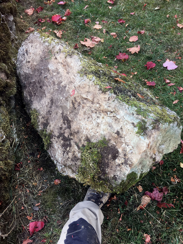 Saint-Bonin-des-Bois, Nivre : le plus gros bloc trouv dans mur de clture boul