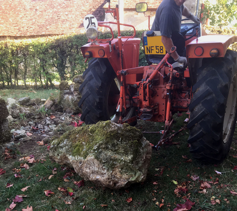 Saint-Bonin-des-Bois, Nivre : dplacement du plus gros bloc par un tracteur