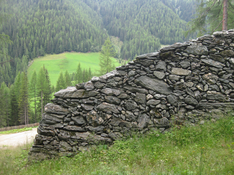Predoi, dans le Trentin-Haut-Adige, Italie : mur paravalanche de la mine de cuivre de Saint Ignace. Photo Sergio Gnesda.