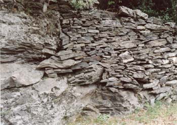 Mur en plaquettes de schiste posé contre le rocher © Michel Rouvière