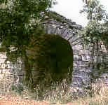 Orgnac-l'Aven (Ardèche) : remise à voûte en berceau sous bâtière de lauses © Christian Lassure